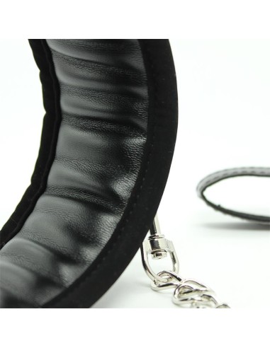 Collar con Correa de Metal e Interior Acolchado Negro