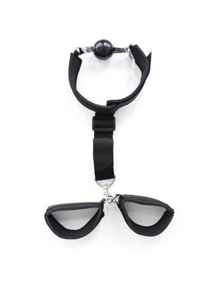 Mordaza y Esposas en Restricciones Negro